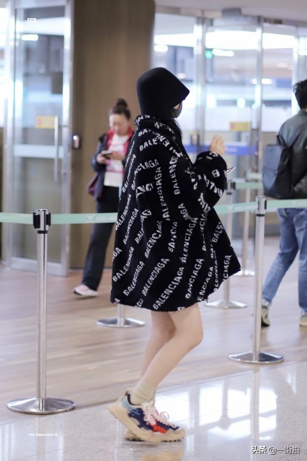 杨超越私服穿裙,韩国人看杨超越水手服少女感爆棚