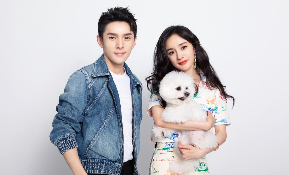 杨幂上直播少女感爆棚，看了一眼她的脚踝，网友：被上帝亲吻过