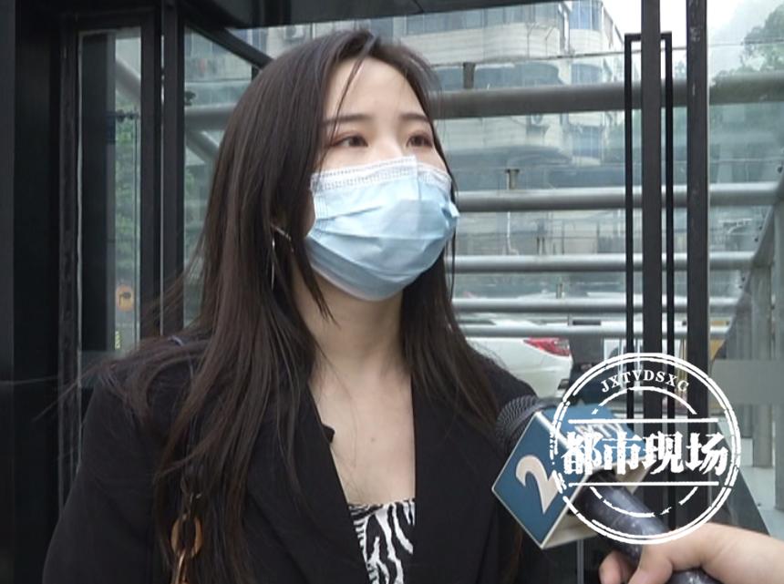 女子维修苹果手机,女子去维修店修手机