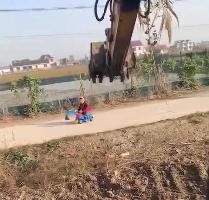 鲁北农村90后小伙开迷你挖掘机,男孩开挖掘机干活