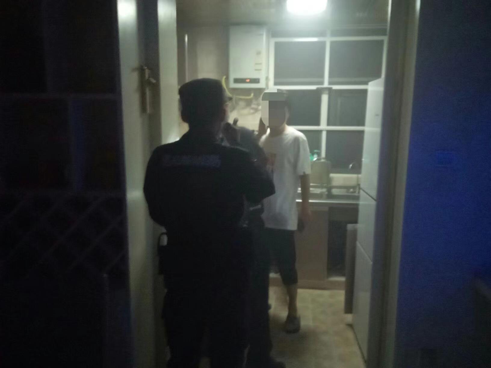 险！屋内冒出浓烟却无人应答，民警翻窗消除火患