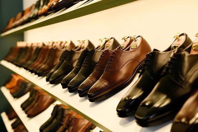 亚瑟士皮面跑鞋,亚瑟士最新出品跑步鞋