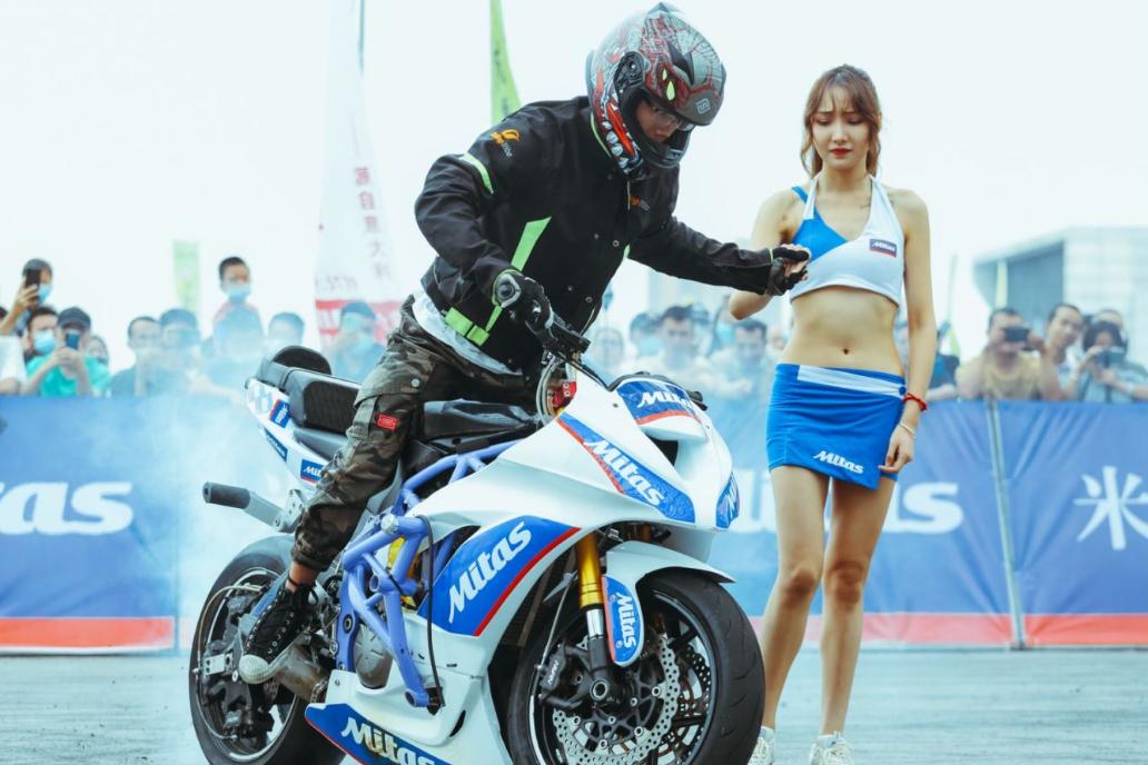 有个男人骑摩托车,骑摩托的男人的感受