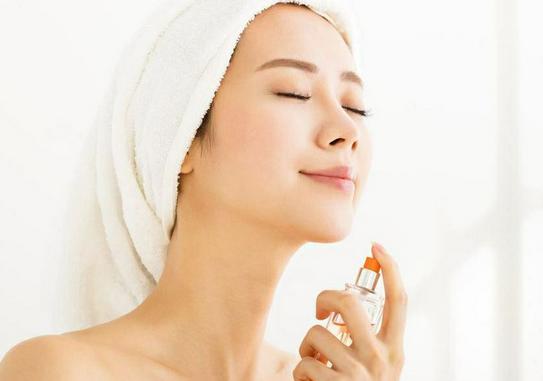 皮肤特别干燥有皱纹咋办,皮肤干燥有细纹的女人吃什么护肤