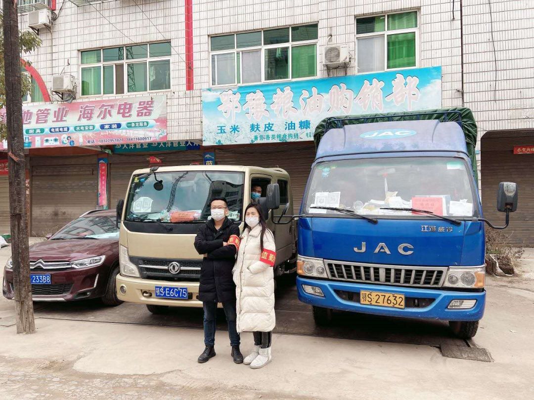 一人开两车抗击疫情视频,抗疫一线人员开三轮为街坊加油