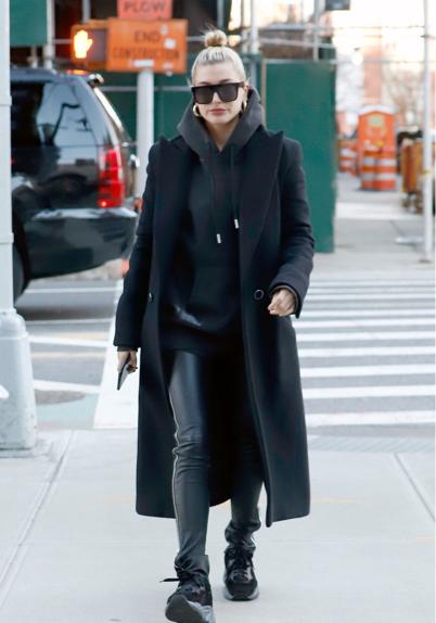 秋冬季节卫衣单穿有些冷，加件外套一起穿，舒适时尚又有范儿