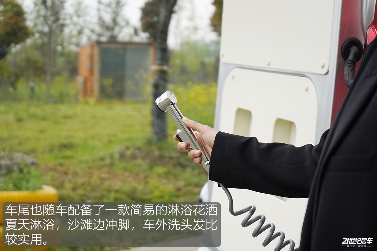 想要大空间？没门！恒温系统打造舒适二人世界，卫航V590B型房车