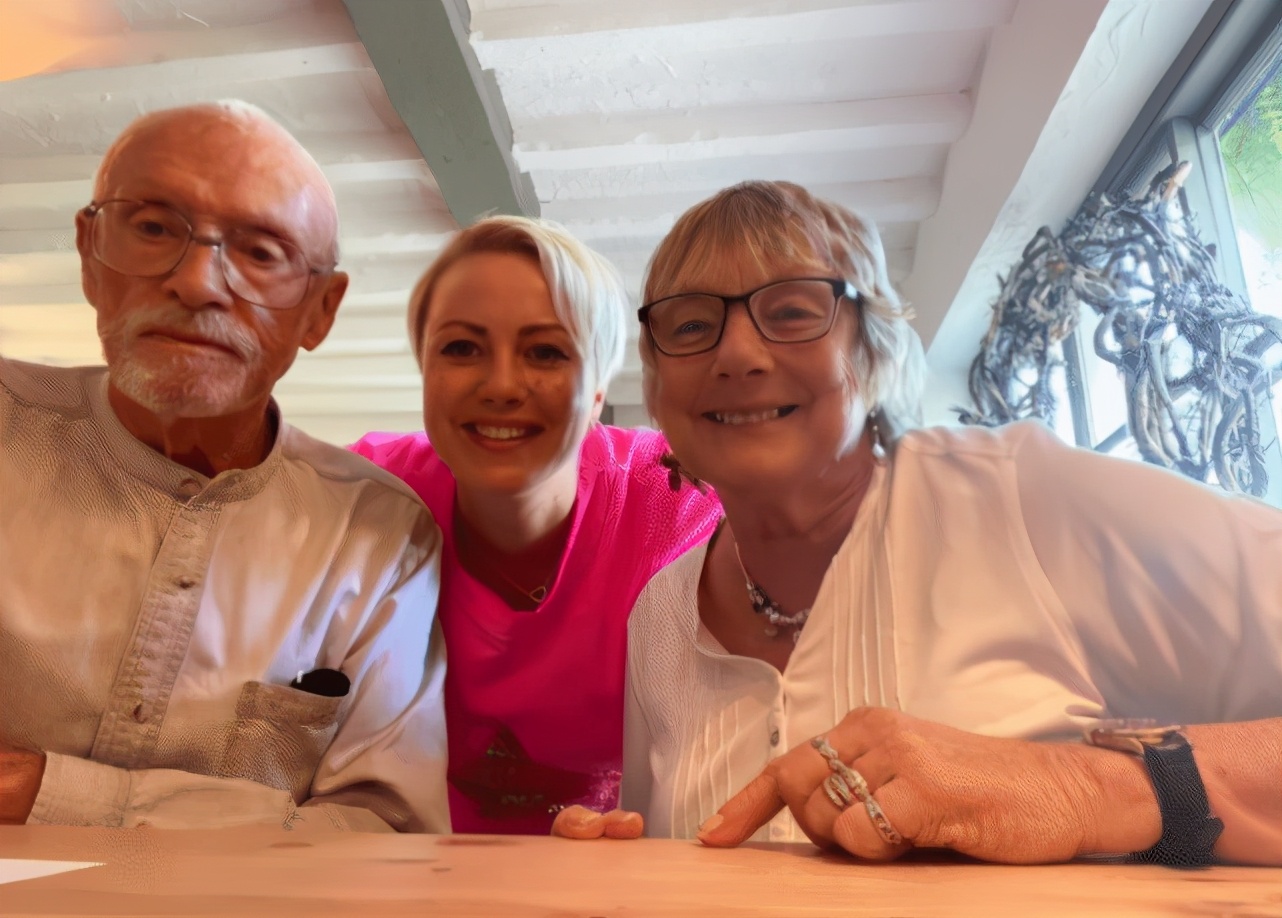 英国夫妻发现女儿在家偷钱，让其坐牢三年：她很感激我们这样做