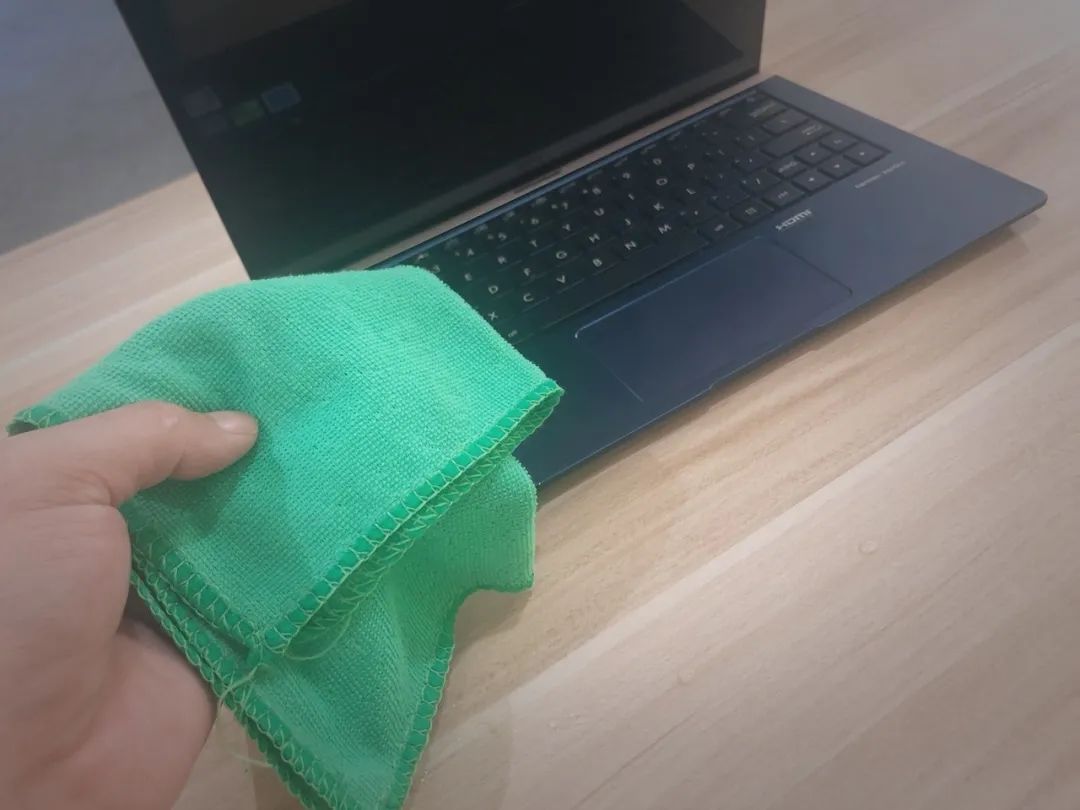 笔记本不小心进水黑屏了,笔记本不小心进水了会坏吗