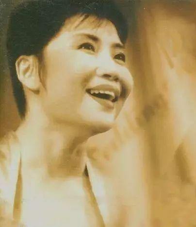 李娜从一鸣惊人到看破红尘,李娜皈依佛门前在中国乐坛的绝唱