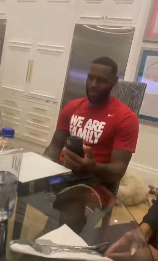 詹皇一家享用墨西哥大餐！老詹让喊玉米饼周二妻子嫌丢人躲身后