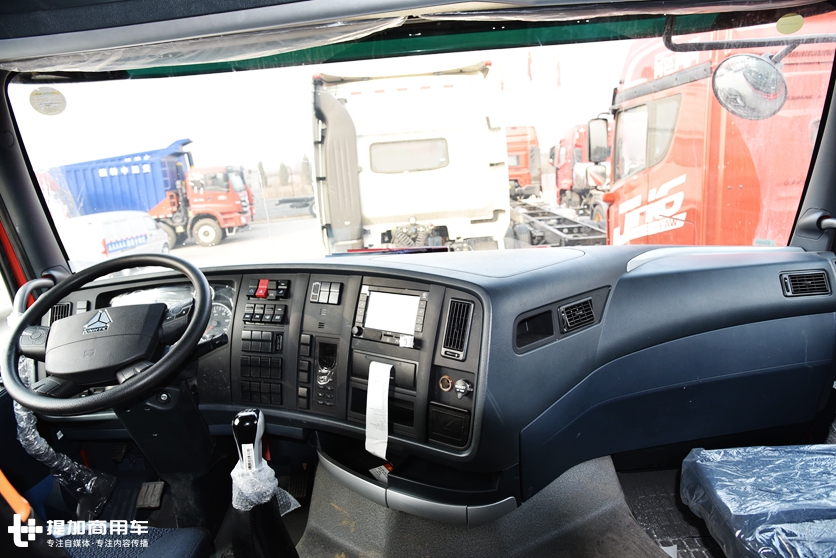 来自中国重汽的国民重卡，老司机带您重新认识豪沃T7H牵引车