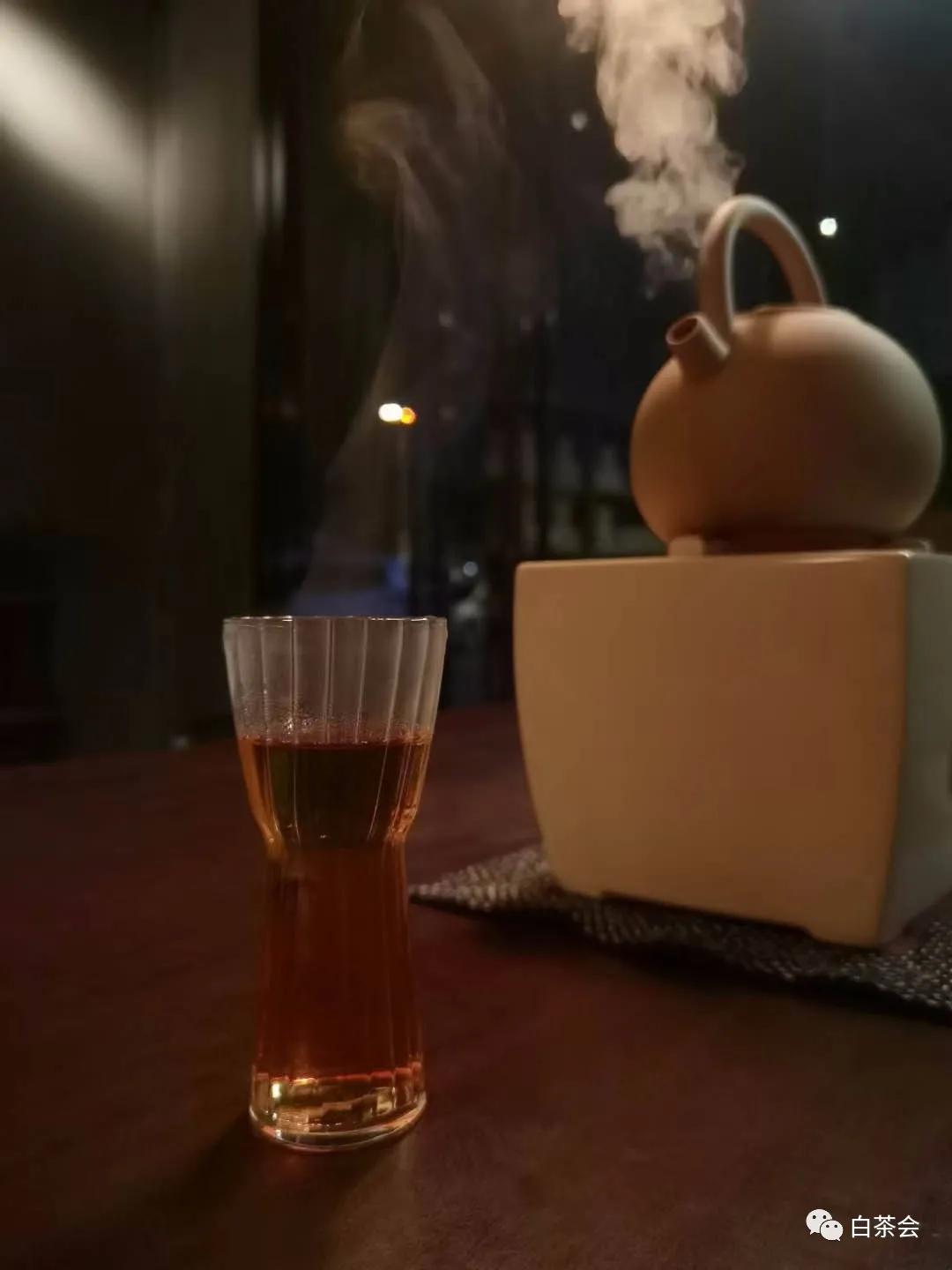 春节在家闷泡老白茶,夏天喝白茶的十大好处