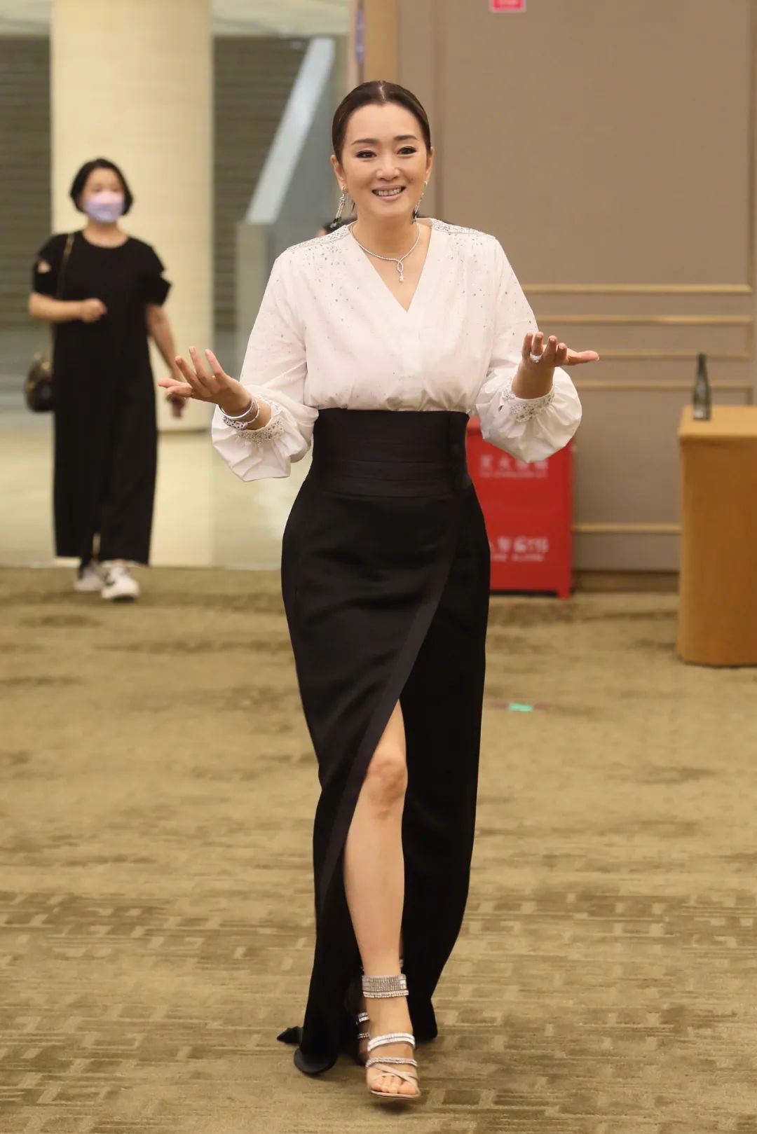 陈坤和巩俐走红毯颁奖,巩俐戛纳红毯惊艳全球