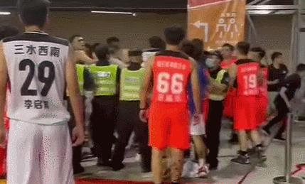 篮球比赛发生上千人打群架,最近篮球比赛打架事件