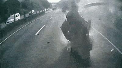 开车路上爆胎了应该找谁,开车遇上汽车爆胎