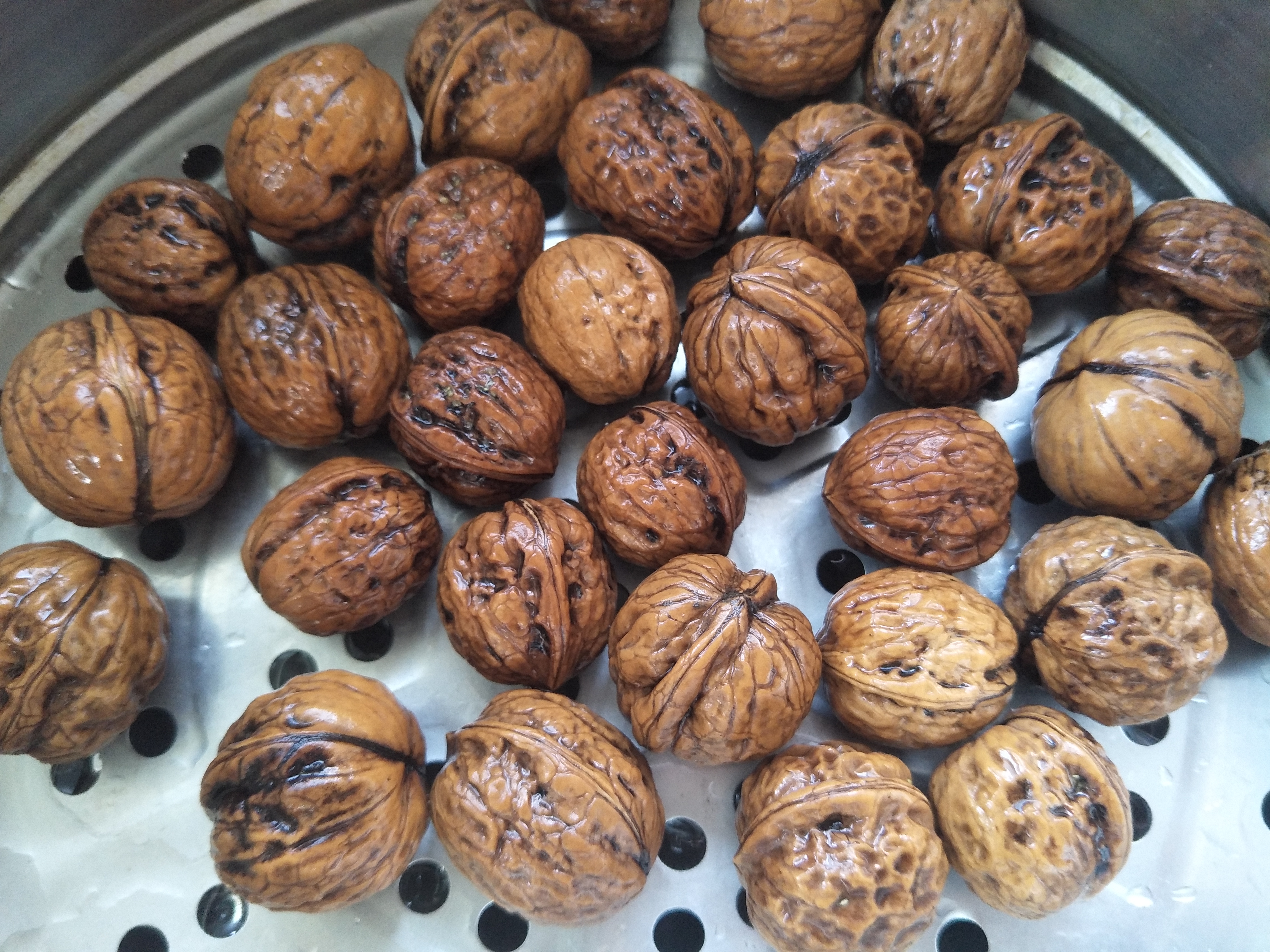 核桃怎么蒸才能脱壳,巧剥核桃上锅蒸的妙招