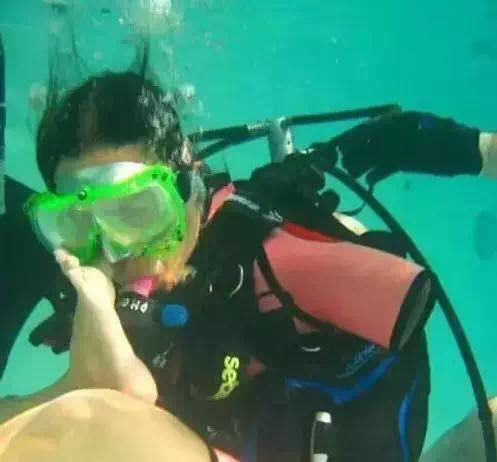 无手臂女孩开车,无臂女孩用脚玩王者荣耀