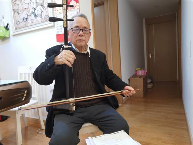 三尺讲台，万丈豪情——记监利名师刘奇平