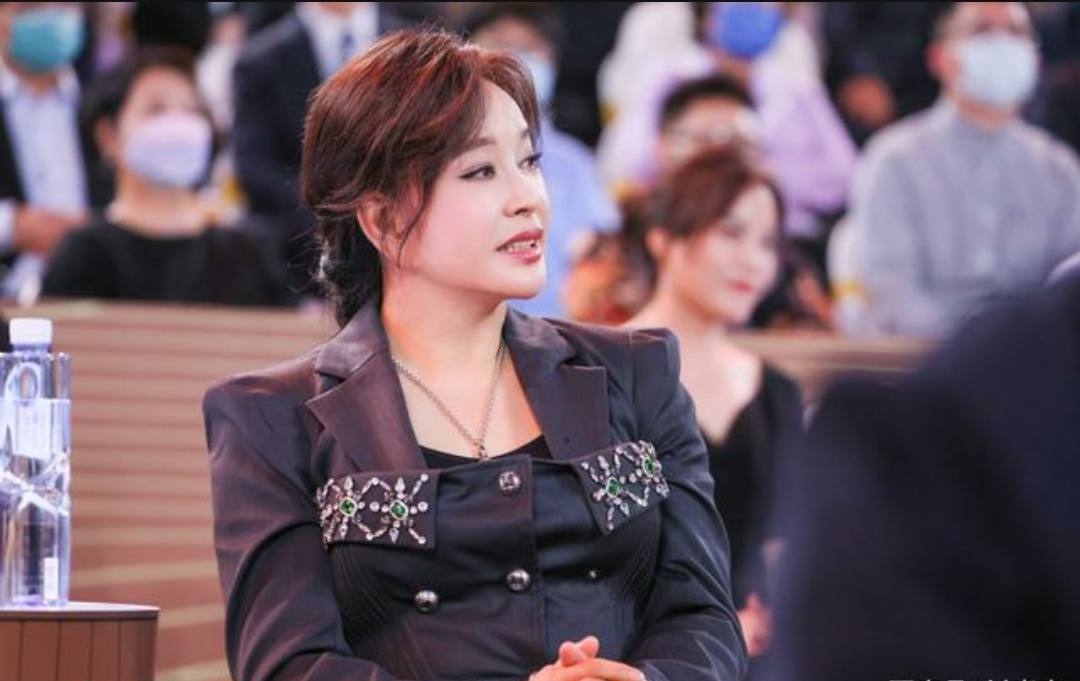 67岁刘晓庆穿白西装,刘晓庆终于认真穿搭了图片