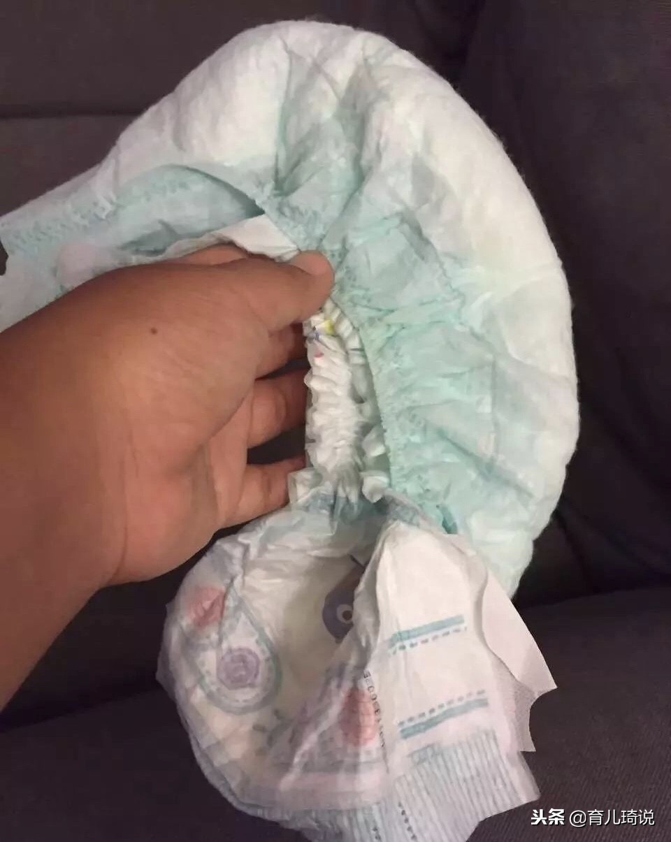 帮宝宝换尿不湿的正确方法,怎样给宝宝换尿不湿时不吐奶