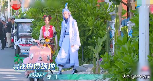 杨超越灵魂模仿哪吒，自我陶醉很嘚瑟，吴宣仪却被欢乐嘲讽