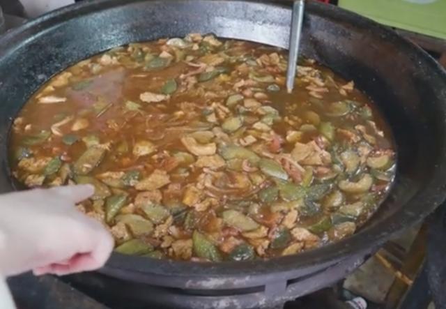 河南大哥闯江湖,大锅700斤,交10元吃到饱,红烧鸡大碗装