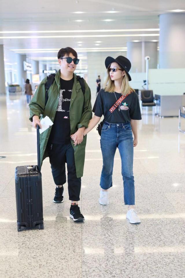 黄磊女儿多多穿长裙聚会,黄磊女儿多多吊带红唇