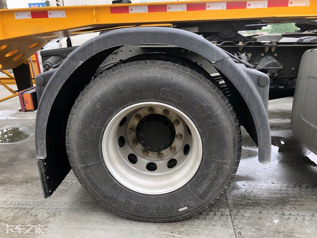 陕汽德龙新款m3000天然气车,德龙m3000牵引车拉大件