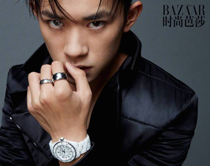 易烊千玺肖战顶流之争,易烊千玺顶胯跳舞视频合集