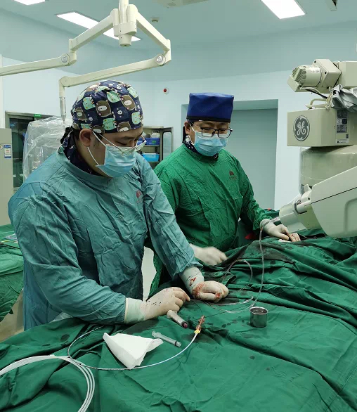 “手术不能耽搁,我可以忍一忍”医生手指挫伤肿胀仍坚守手术台获点赞