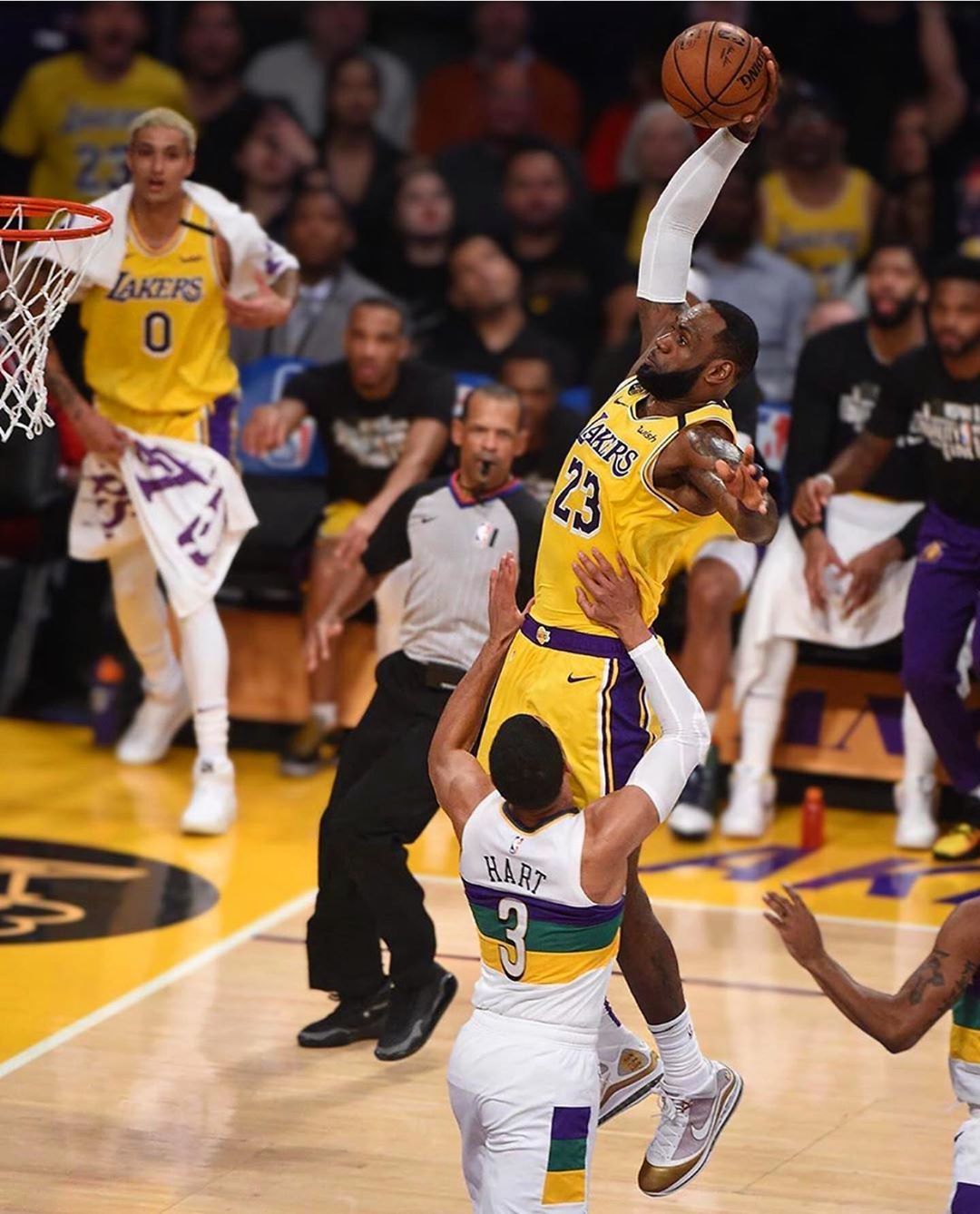 蕾哈娜和詹姆斯破纪录,詹姆斯休战浓眉40分