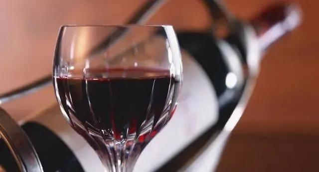 无论啥牌子的红酒，瓶子上看到这个单词，就是假的，再便宜也别买