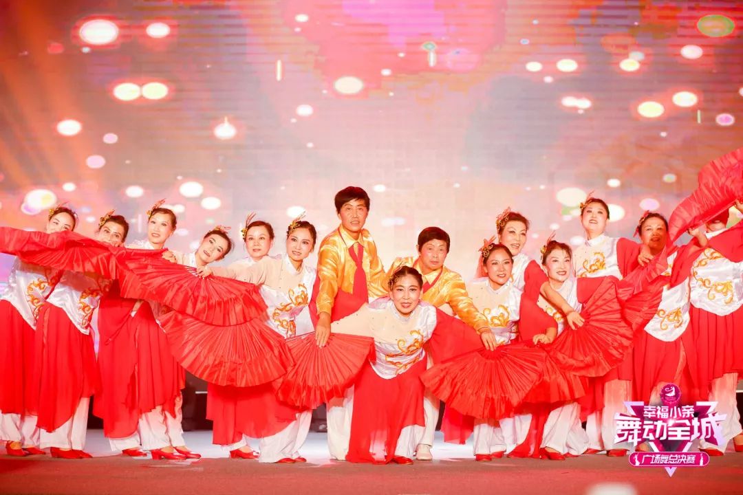 大妈们参加广场舞比赛,春晚广场舞比赛