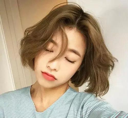 短发圆脸2022年最流行的发型中分,圆脸中分齐肩短发女生编发简单