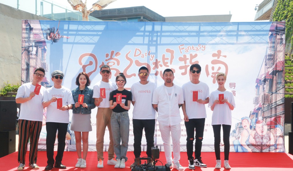 焦俊艳穿薄款牛仔裤,焦俊艳叠穿牛仔衣