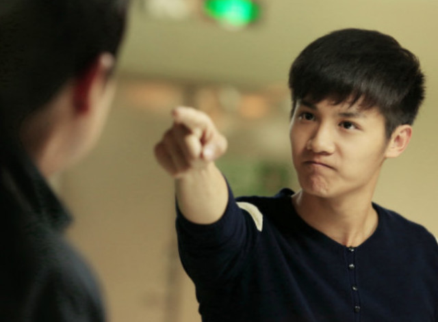 学生怒斥老师真实事件,学生叛逆气得校长火冒三丈