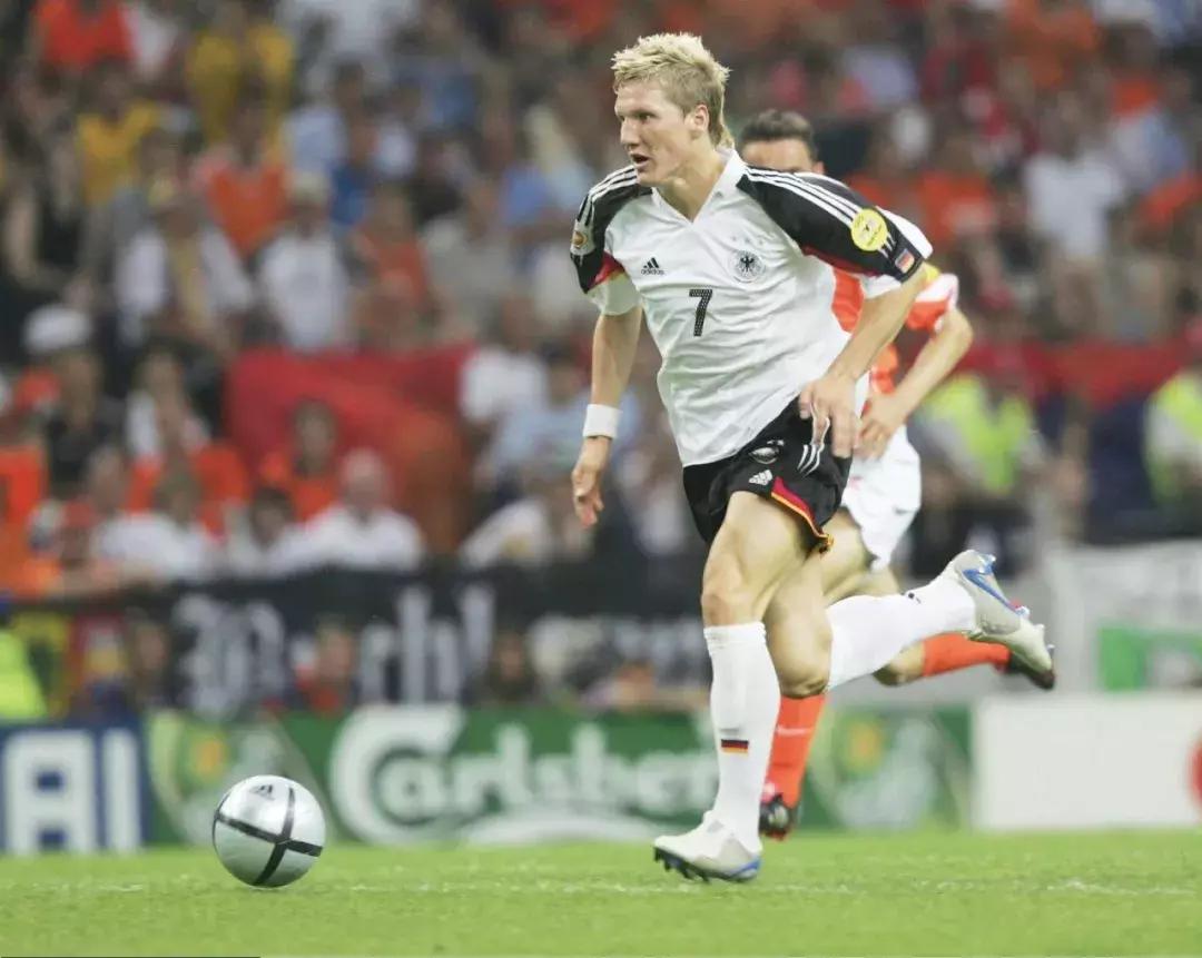 施魏因斯泰格血洒赛场挥手,施魏因斯泰格帅气视频