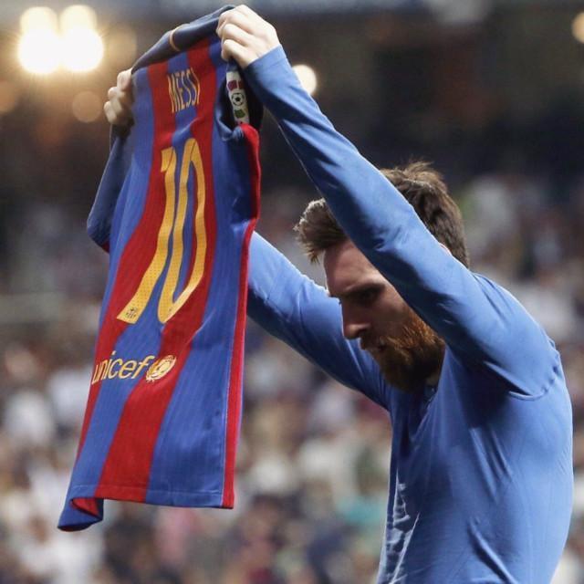 绿茵场庆祝动作,绿茵信仰进三个球庆祝动作