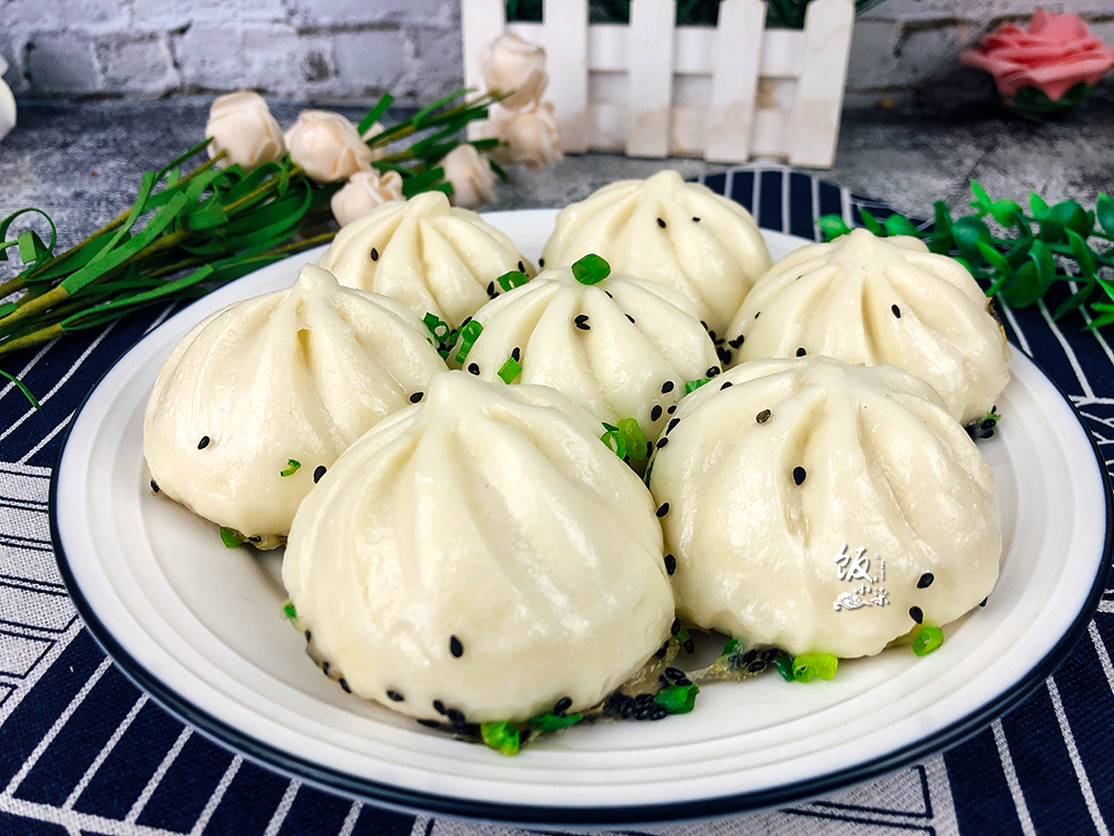 韭菜水煎包下锅放清水,水煎包放淀粉水还是清水