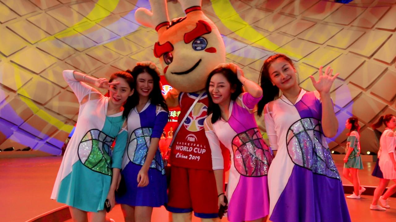 腾讯体育专访炫舞团女神啦啦队，为篮球世界杯特别设计舞蹈表演