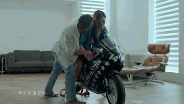 鍛ㄦ澃浼v鐨勫鍙ゆ懇鎵樿溅,鍛ㄦ澃浼︽懇鎵樿溅mv