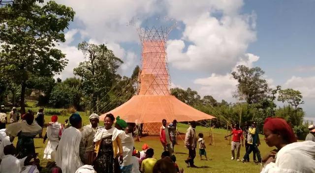 设计师在非洲做了个花篮，用来向天空借水
