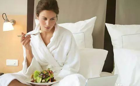 坐月子要穿厚衣服吗,坐月子穿短袖能落下月子病吗