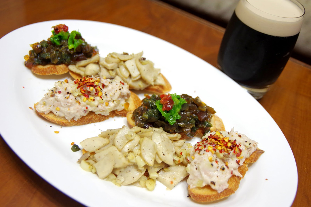 皮蛋和它一起拌简直绝配，5块钱一大盘吃上瘾了，去饭店都吃不到