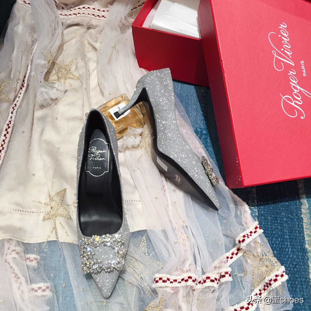 唐嫣同款rv鞋,唐嫣结婚时穿的婚鞋