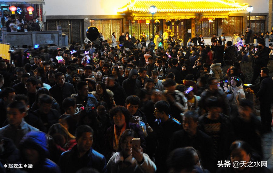 甘肃天水数万民众“上九朝观”祈福纳祥争烧头柱香！（组图）