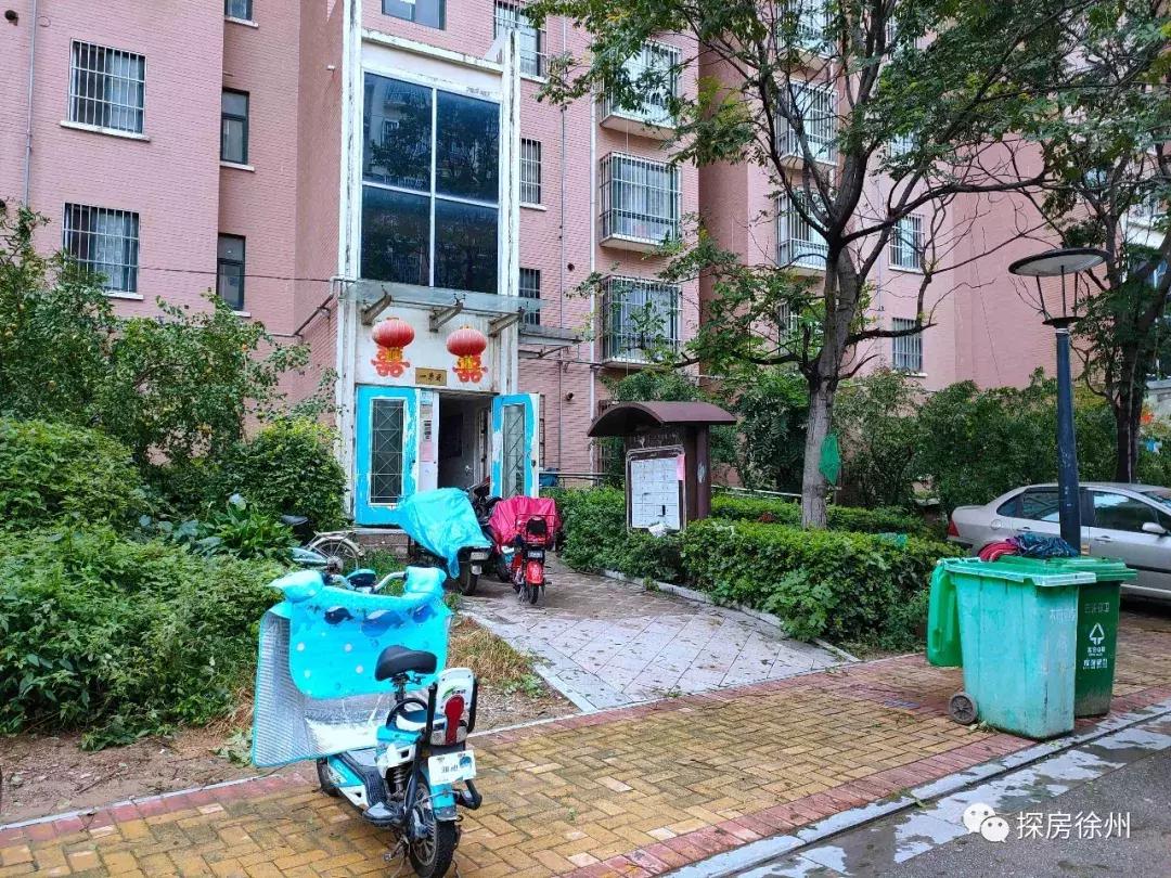 这个小区有点酷！门面全靠保安大爷撑起来，实探后竟发现...