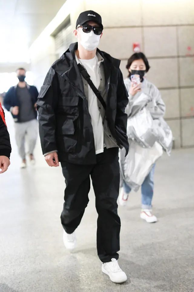 黄景瑜黑色的皮马甲怎么配好看,黄景瑜穿搭技巧