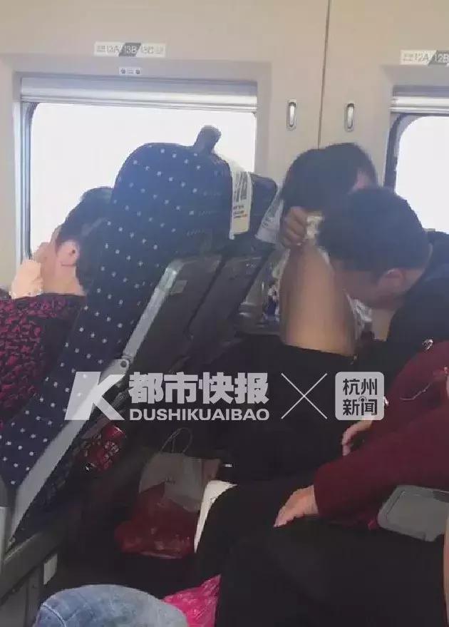 气愤！一男子高铁上撩起亲生女儿衣服不停抚摸、亲吻！爱也要底线